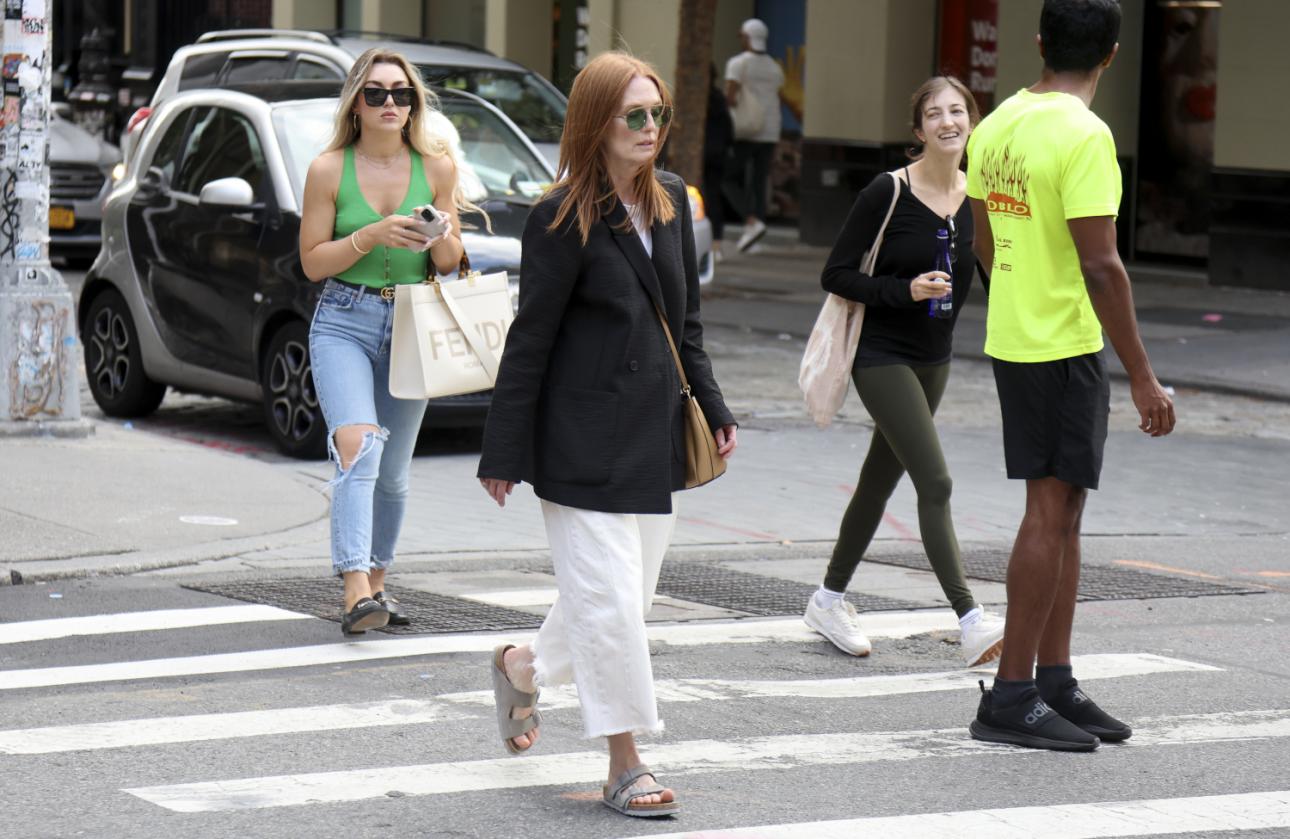 H Τζούλιαν Μουρ με Birkenstock/Φωτογραφία: Getty Images