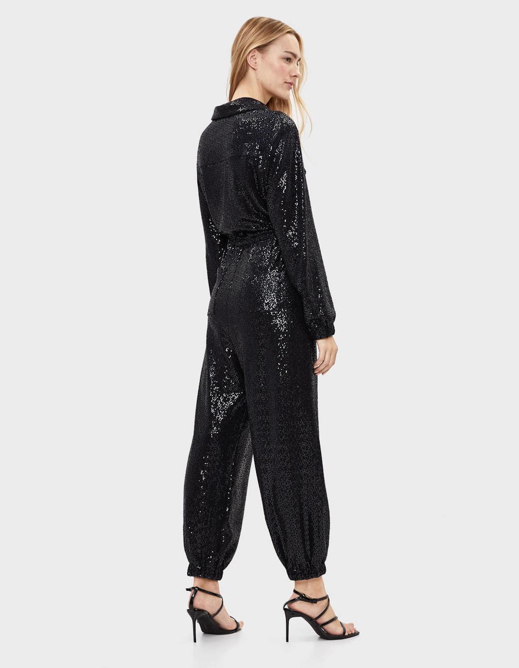 H Zέτα Μακρυπούλια με οικονομική jumpsuit από τα Bershka