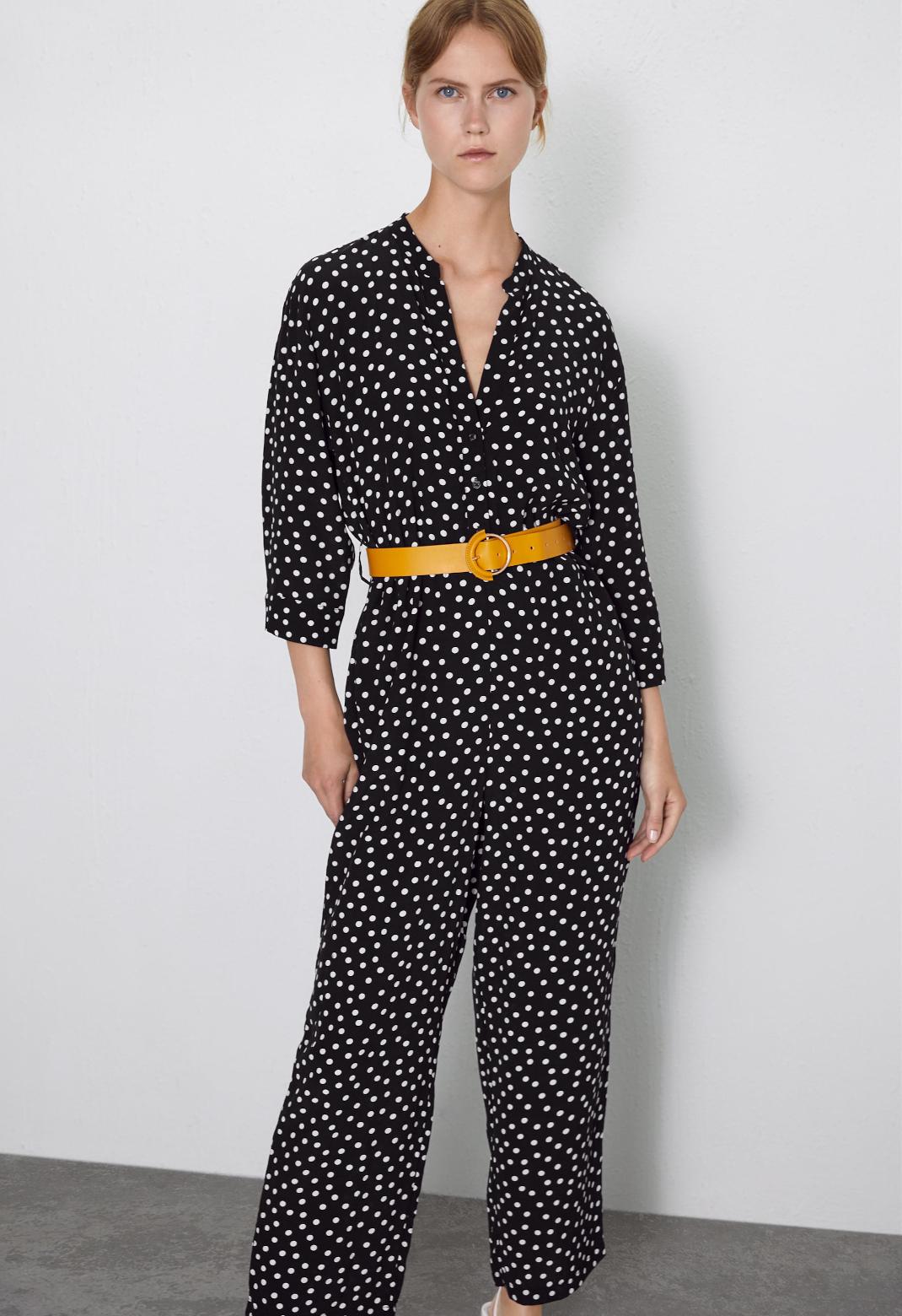 μοντέλο με jumpsuit Zara