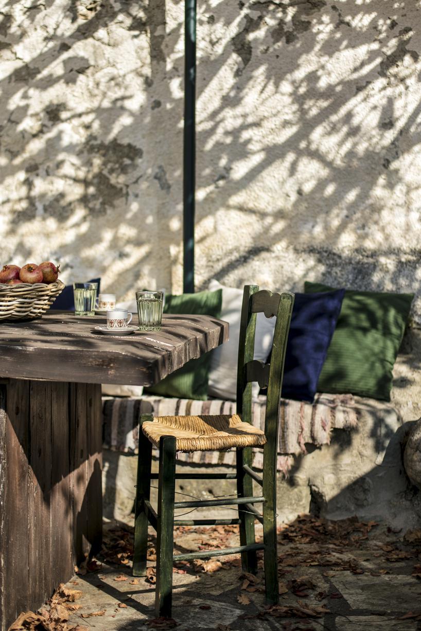 Η αυλή ανακατασκευάστηκε και διαμορφώθηκε.