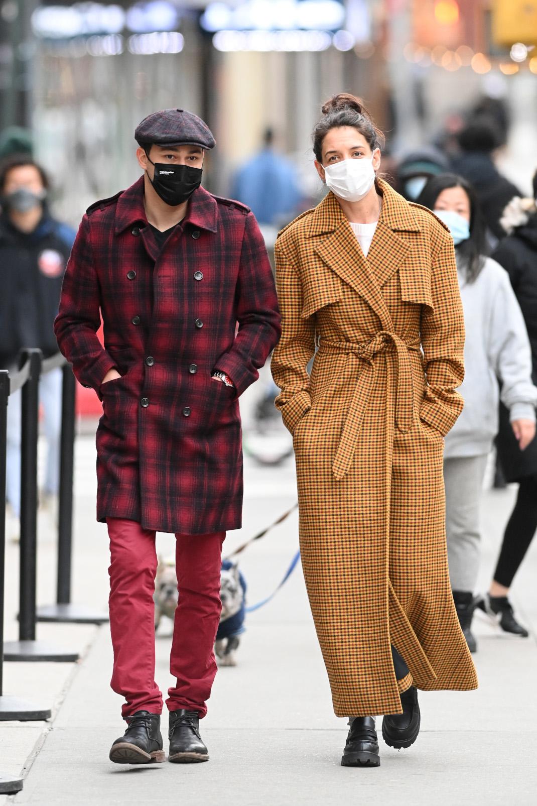 Κέιτι Χολμς με loafers και τζιν