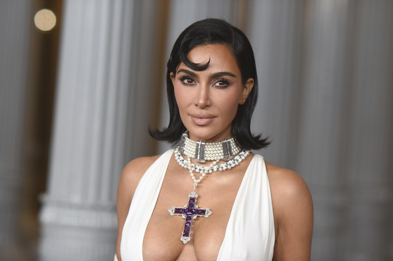  Η Kim Kardashian φόρεσε τον σταυρό πολύ διαφορετικά από την πριγκίπισσα Νταϊάνα, με βαθύ ντεκολτέ /Φωτογραφία: ΑP Images 