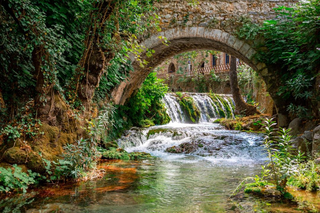 Τρεχούμενα νερά τους, μικρά καταρρακτάκια και αιωνόβια πλατάνια φτιάχνουν ένα σκηνικό καρτποσταλικό. 