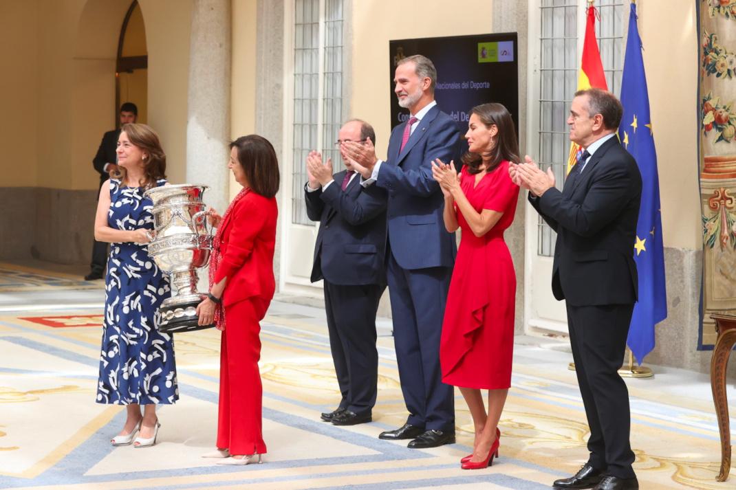 H βασίλισσα Λετίθια στα κόκκινα -Με μίντι φόρεμα και γόβες σε βραβεία αθλητισμού 