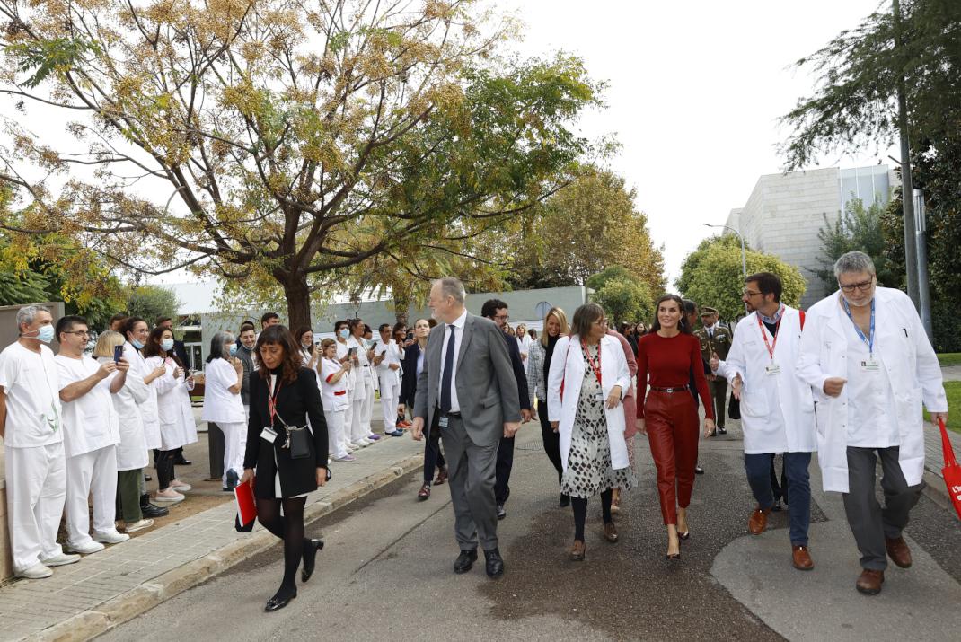 H βασίλισσα Λετίθια με κόκκινο δερμάτινο παντελόνι και γόβες -Η εμφάνιση που είναι style inspo