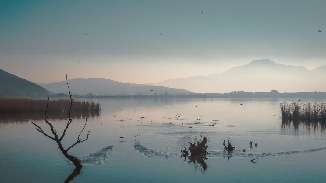 Η μαγική Λίμνη των Ιωαννίνων/ Φωτογραφία: Unsplash/ Christos Vasileiou