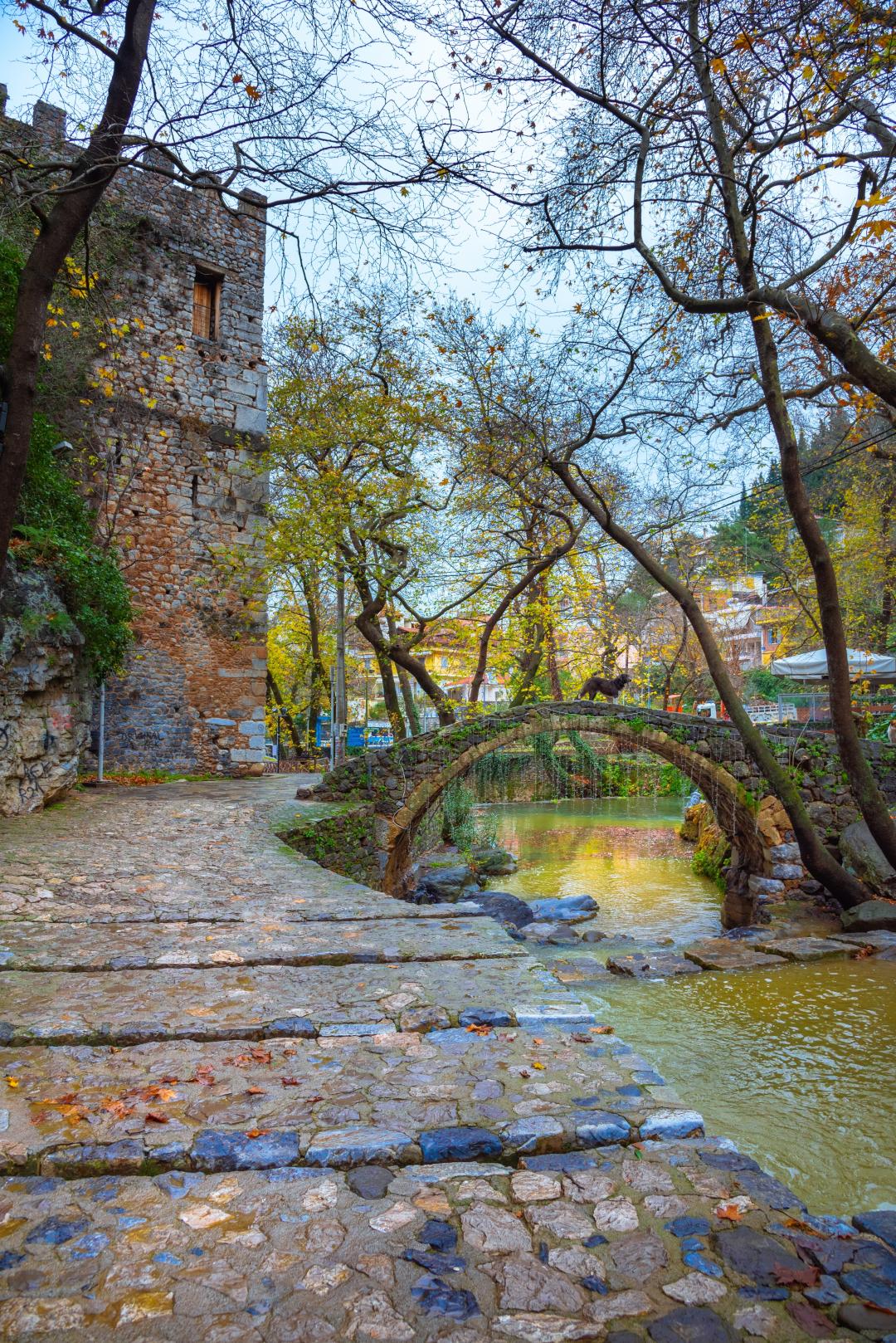 Γέφυρα, καταρράκτες, ποτάμι στην παλιά πόλη της Λιβαδειάς.