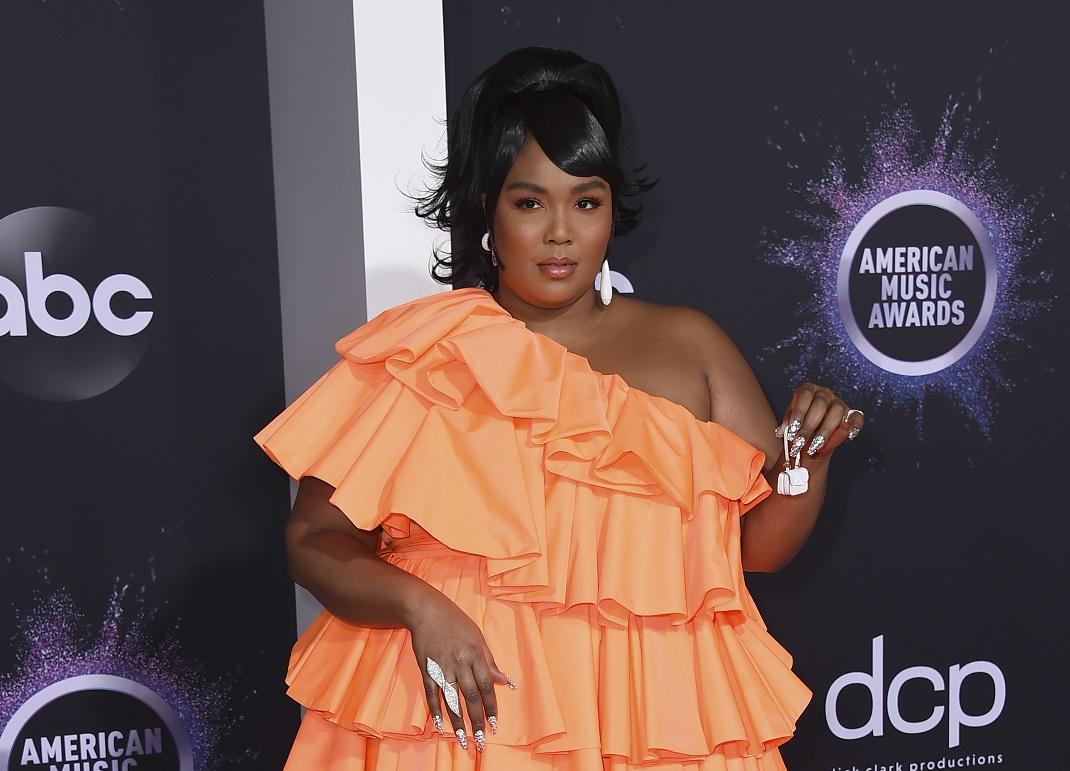 Η Lizzo με τη μικροσκοπική τσάντα Valentino/ AP Images