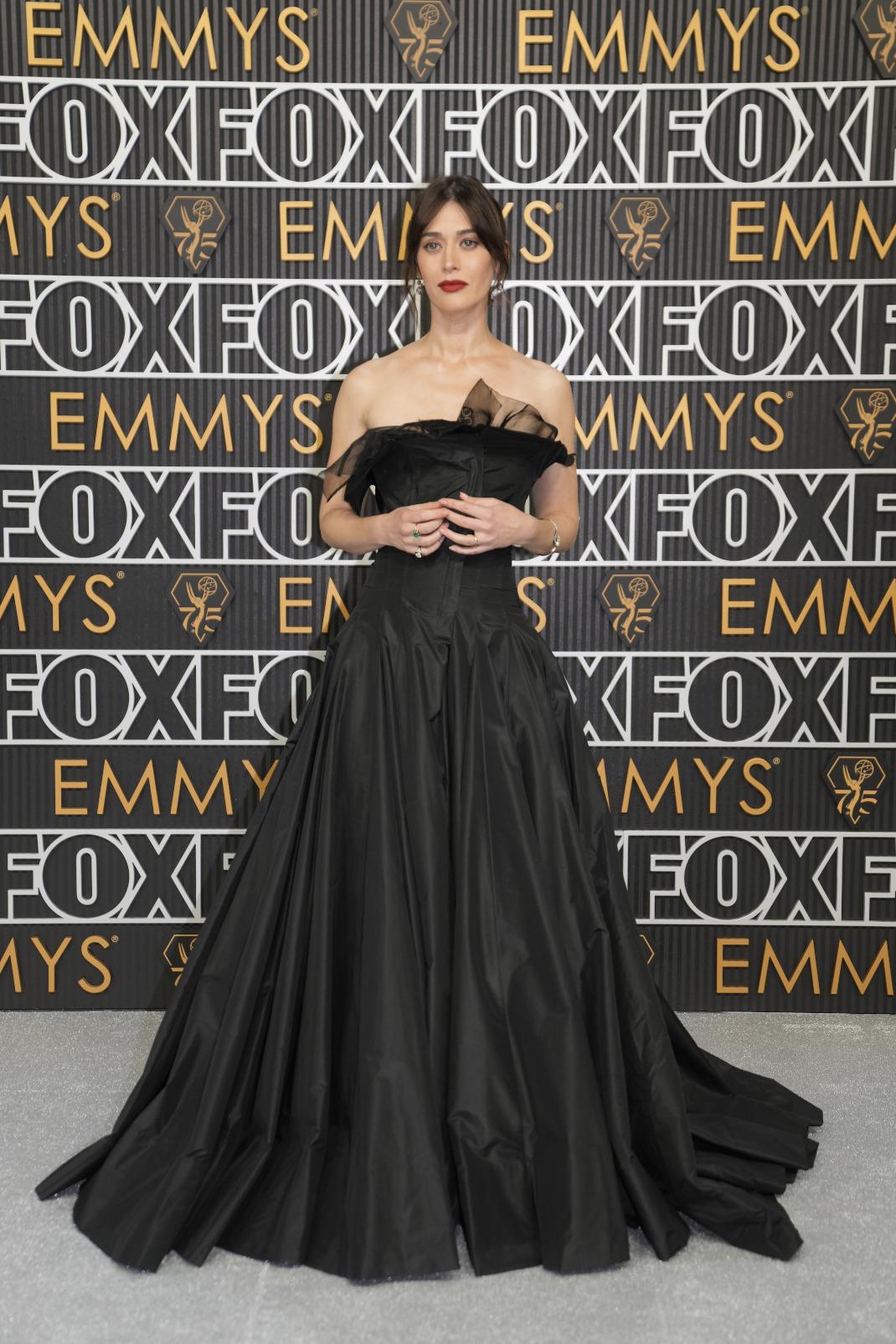 Η Lizzy Caplan με Yohji Yamamoto