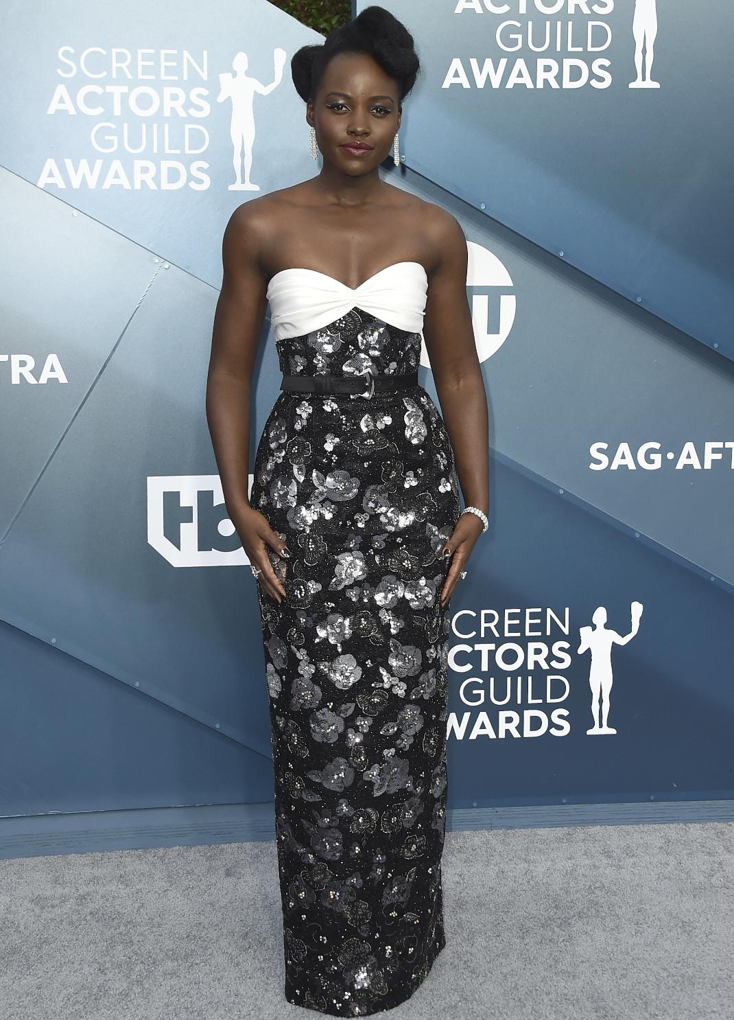 Η Lupita Nyong’o στο κόκκινο χαλί των SAG Awards