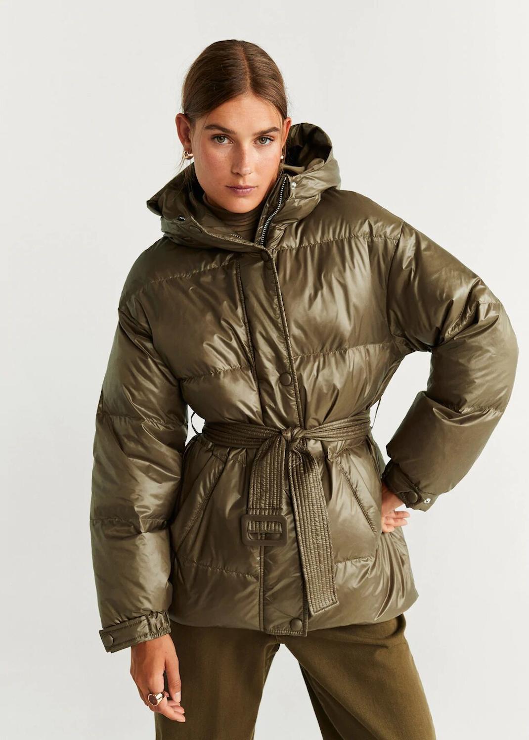 γυναίκα με puffer jacket