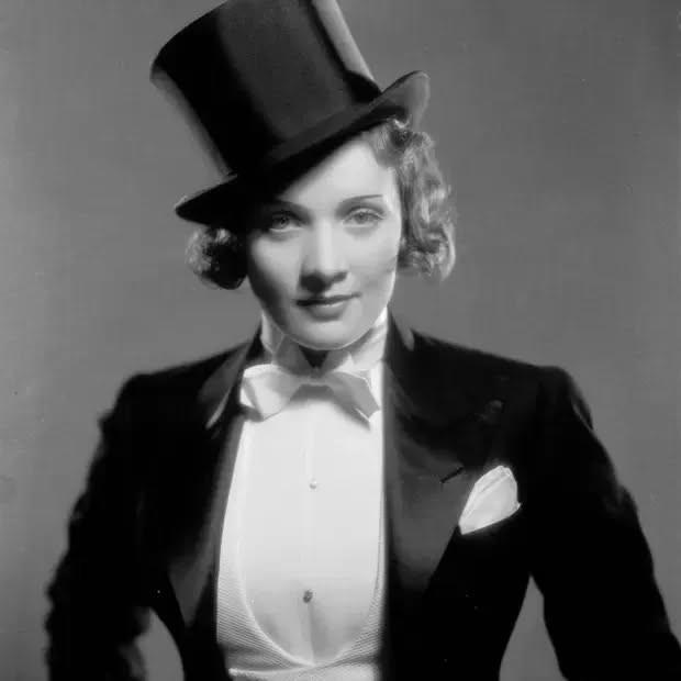 Η Marlene Dietrich στο κινηματογραφικό της ντεμπούτο στο Χόλιγουντ ως η Amy Jolly με σμόκιν στο «Morocco» (1930) 