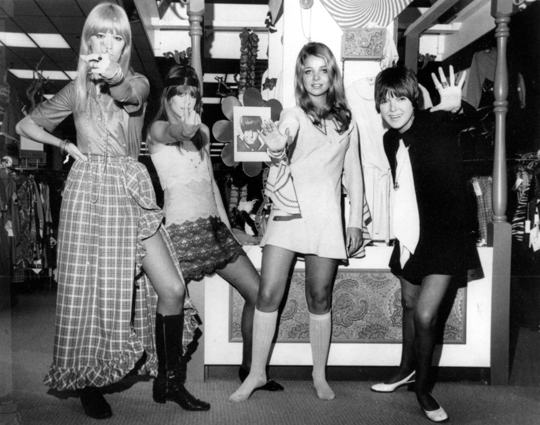 Η Mary Quant (δεξιά) με τα μοντέλα της το 1968 /Φωτογραφία: AP Images