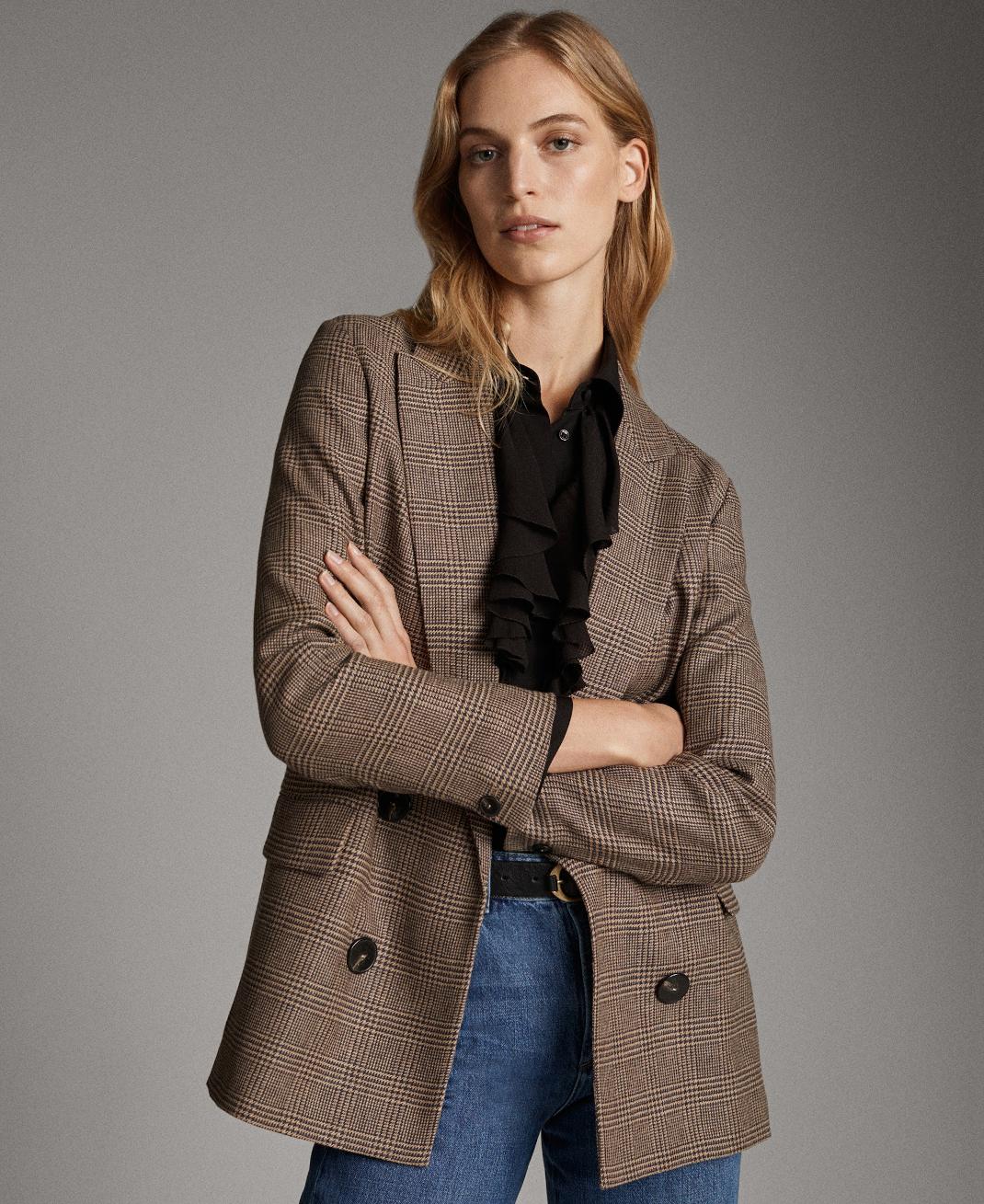 γυναίκα με σακάκι Massimo Dutti