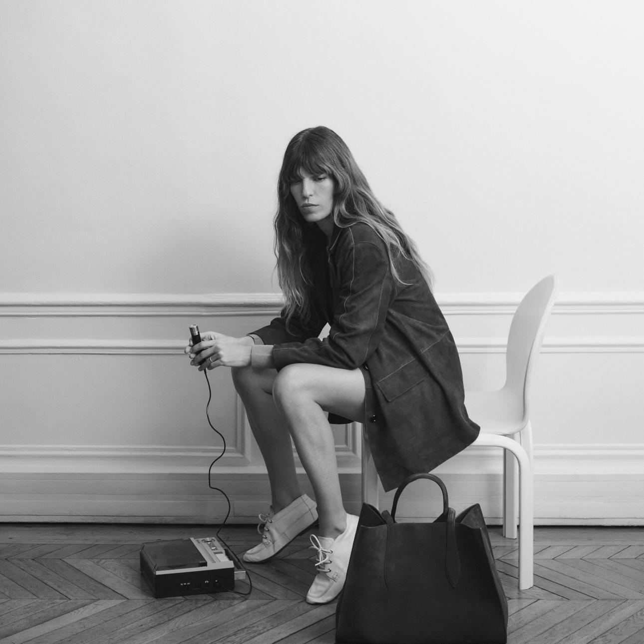  ﻿Μια εμβληματική εμφάνιση: Η Lou Doillon με την iconic τσάντα της Massimo Dutti.