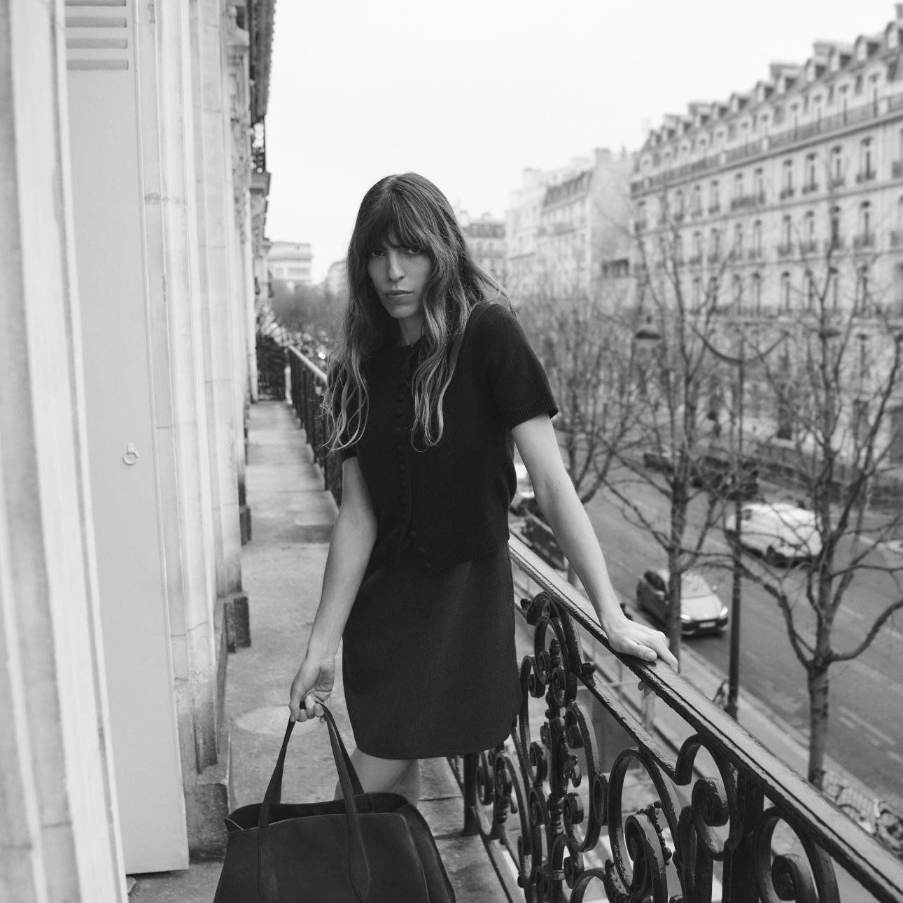 ﻿Απόλυτη κομψότητα: Η Lou Doillon με την τσάντα-σήμα κατατεθέν της Massimo Dutti.