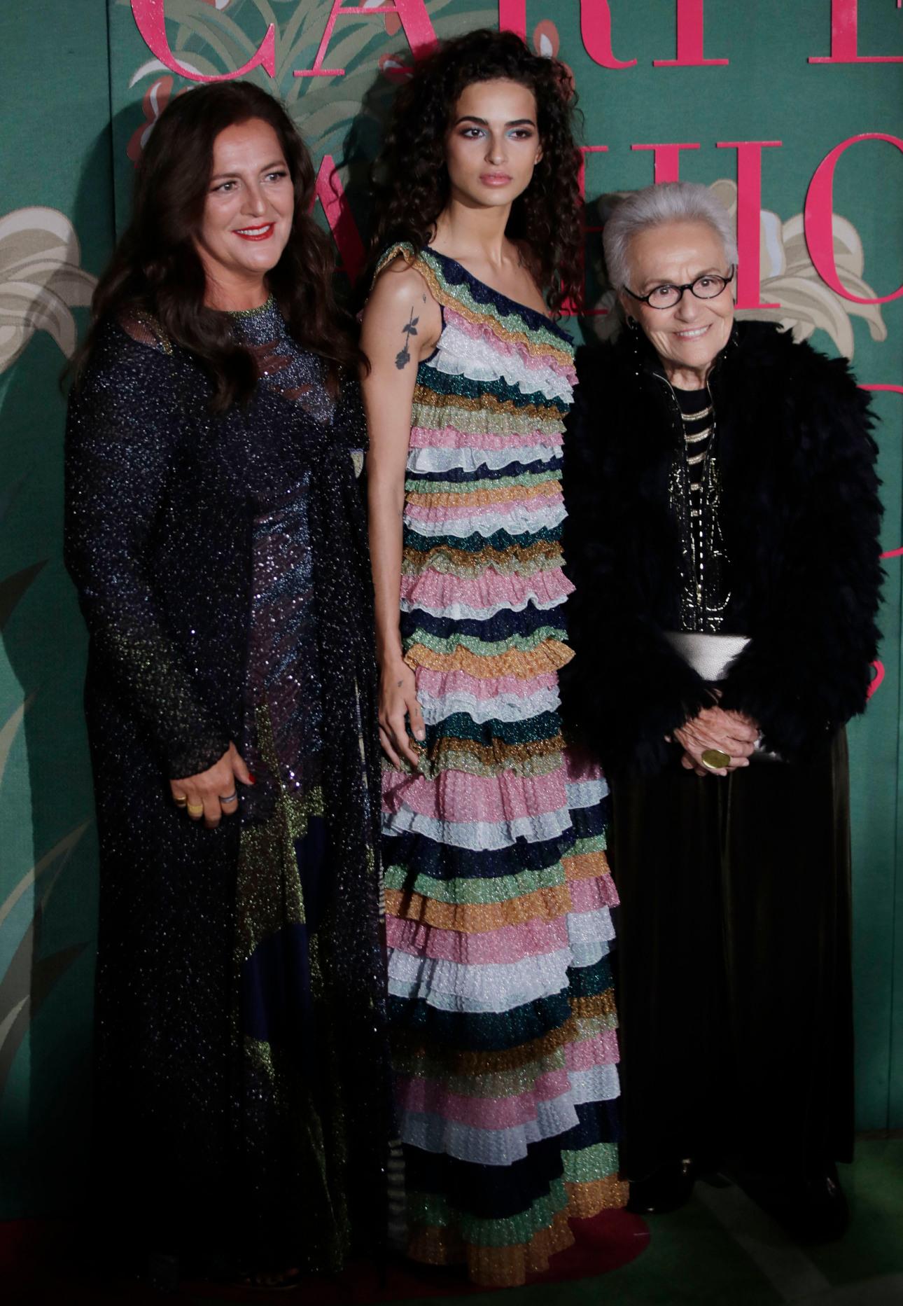 Από αριστερά, η Angela Missoni, η Chiara Scelsi και η Rosita Missoni κατά την άφιξή τους στα Green Carpet Fashion Awards στο Μιλάνο της Ιταλίας, Κυριακή 22 Σεπτεμβρίου 2019. (AP Photo)