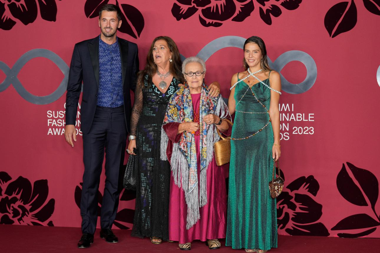 Από αριστερά: O Οtavio Missoni Jr, Angela Missoni, Rosita Missoni και Margherita Missoni ποζάρουν για τους φωτογράφους καθώς φτάνουν για τα βραβεία CNMI Sustainable Fashion 2023 στο Μιλάνο, την Κυριακή 24 Σεπτεμβρίου 2023. (AP Photo)