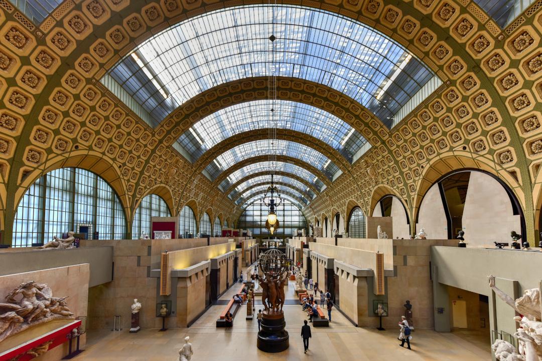 Tο μουσείο στεγάζεται στον πρώην σταθμό Gare d'Orsay, έναν σιδηροδρομικό σταθμό που χτίστηκε μεταξύ 1898 και 1900.