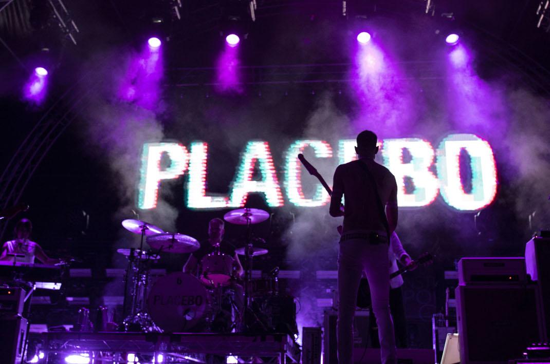 Είδαμε τους Placebo: Ο εκνευρισμός του Brian Μοlko και η παράκληση να ζήσουμε την στιγμή χωρίς κινητό 