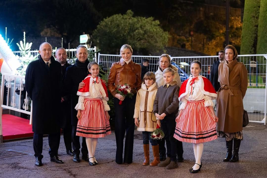 Η πριγκίπισσα Σαρλίν στα εγκαίνια του χριστουγεννιάτικου χωριού/Φωτογραφία: Instagram/palaisprincierdemonaco 