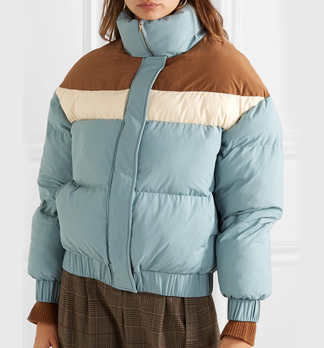 γυναίκα με puffer jacket