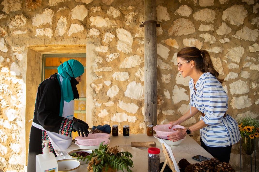 Η βασίλισσα Ράνια με ριγέ μπλούζα