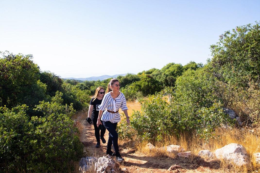 Η βασίλισσα Ράνια με ριγέ μπλούζα