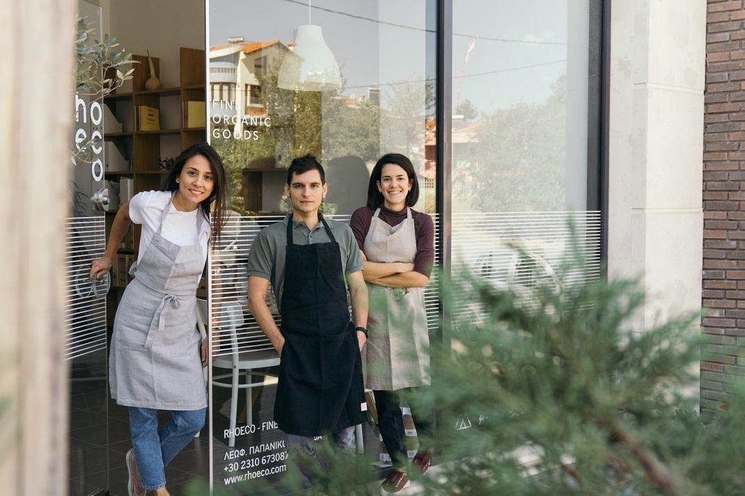 Η ομάδα της rhoeco: Κατερίνα, Χάρης και Βάγια