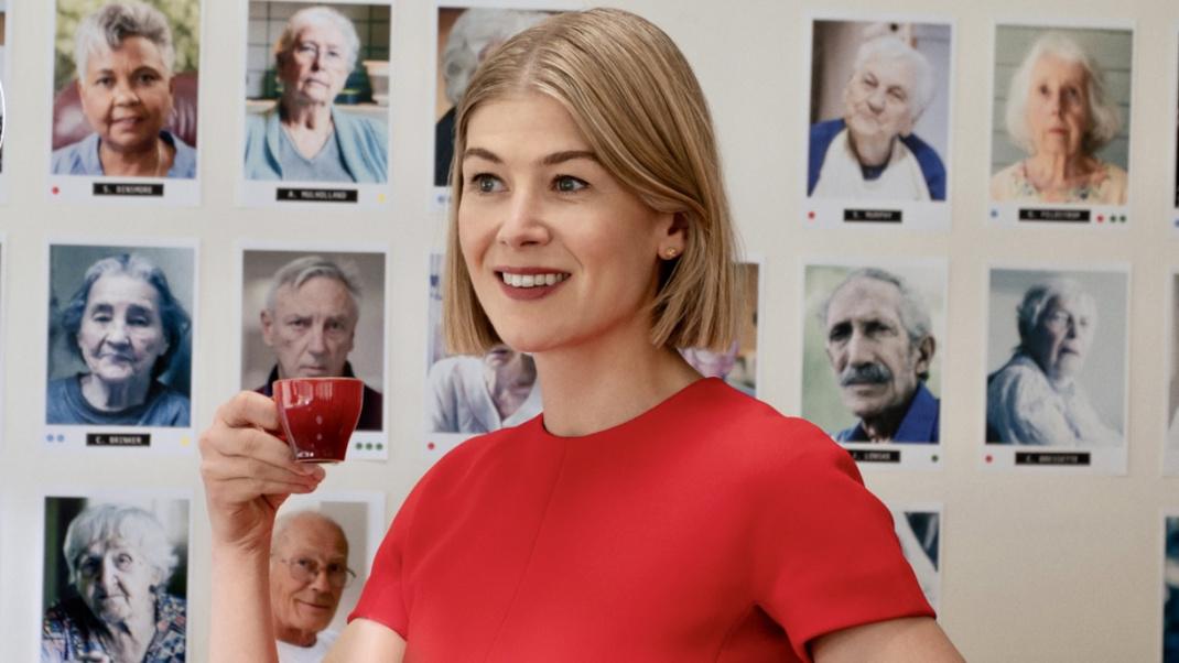 H Rosamund Pike στο «I care a lot»