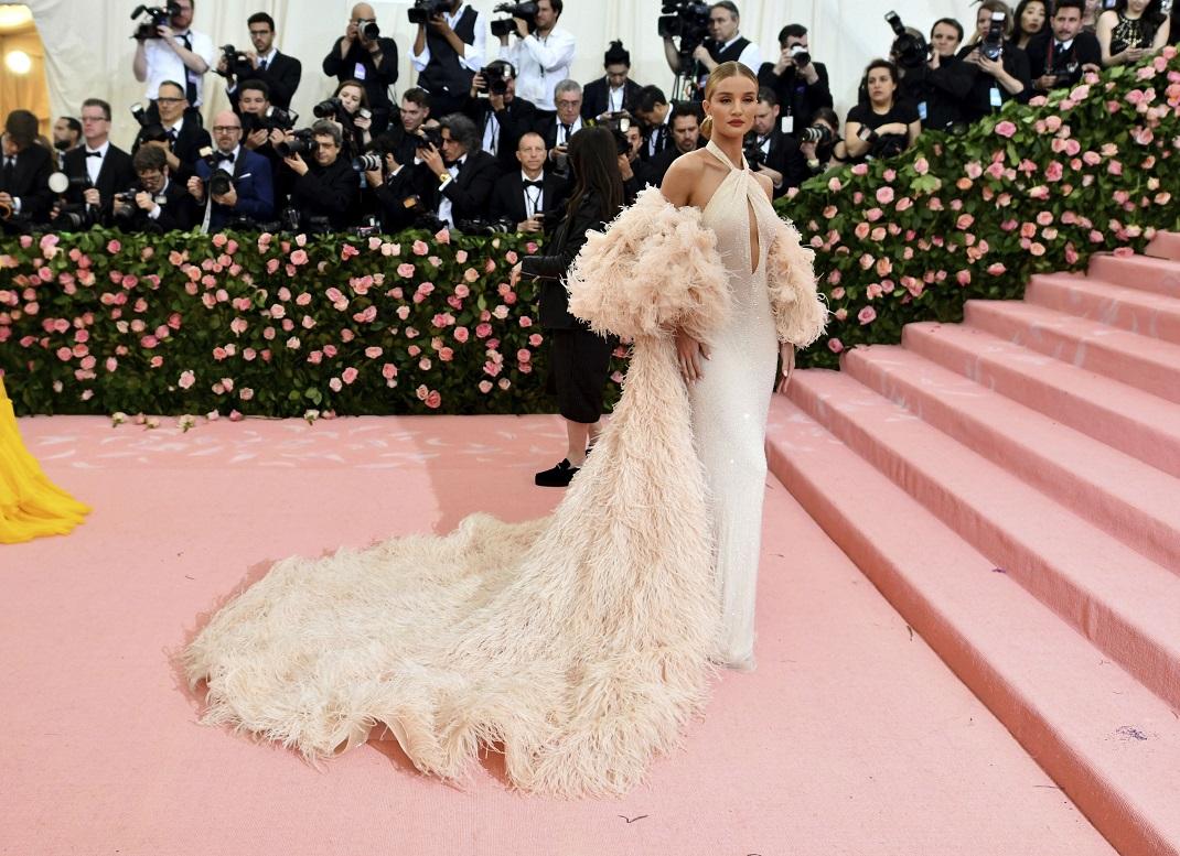 Η Ρόζι Χάντινγκτον-Γουάιτλι στο Met Gala του 2019