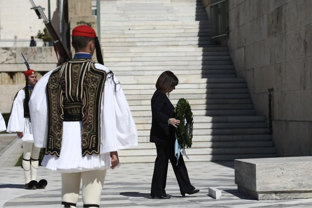 Η κατάθεση στεφάνου /Φωτογραφία; Intime