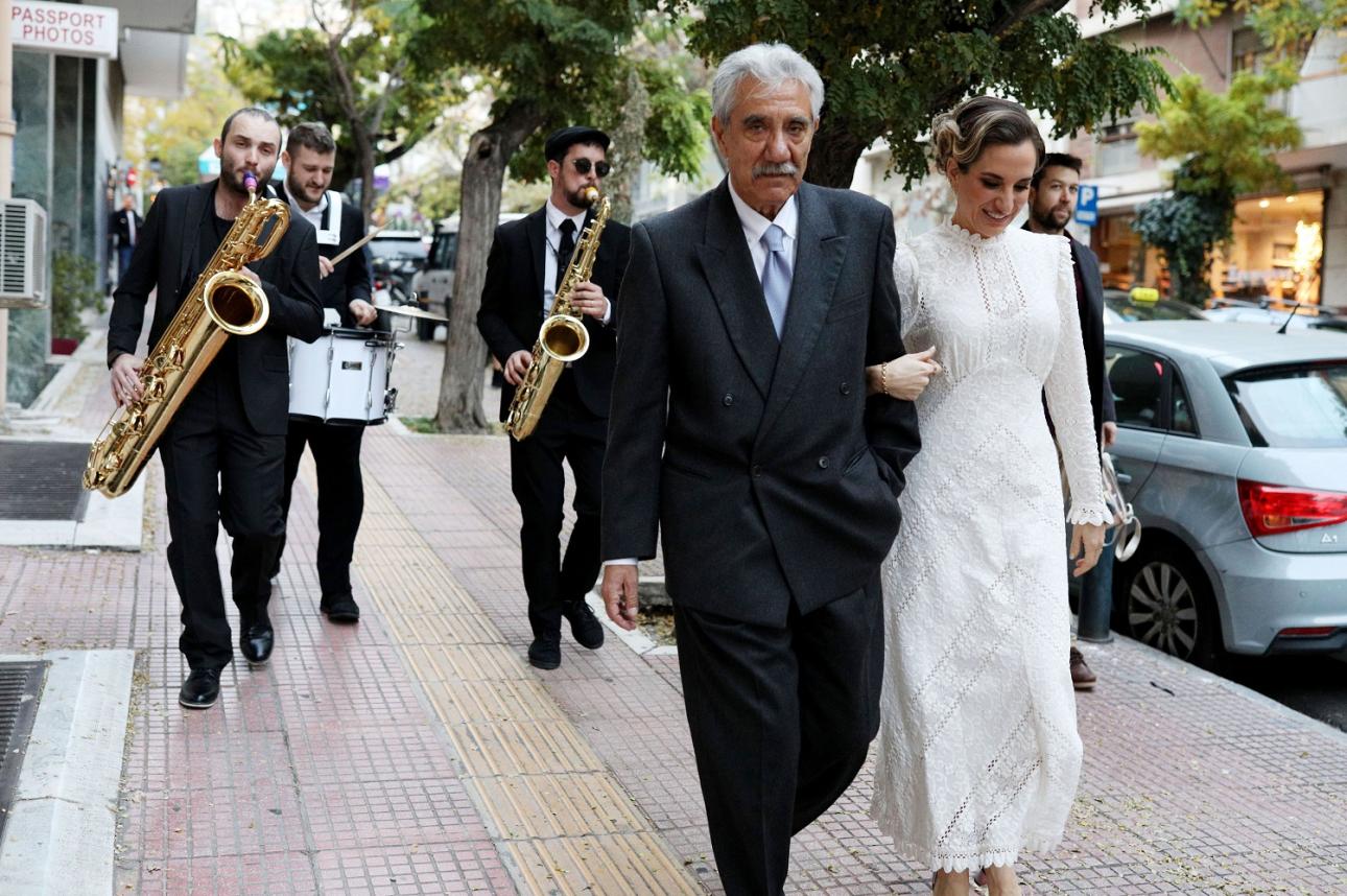 Η νύφη αγκαζέ με τον πατέρα της/ NDP Photo Agency