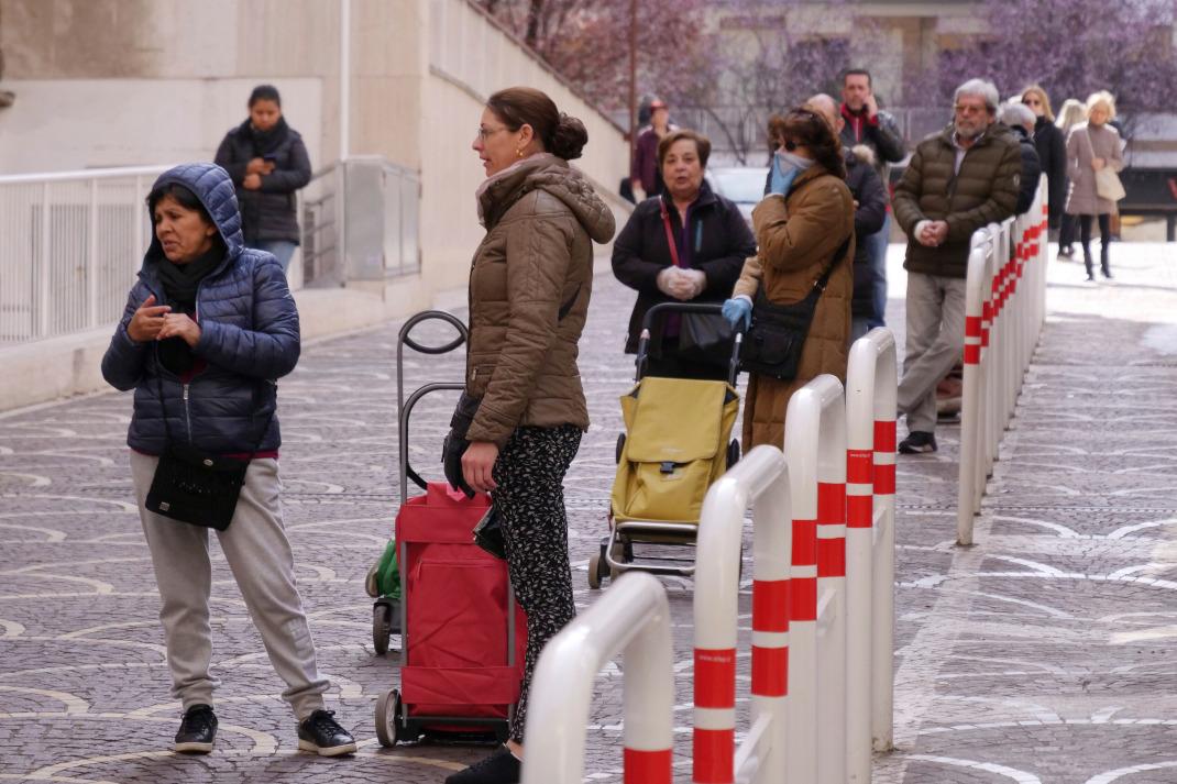 Ουρές έξω από σούπερ μάρκετ στη Ρώμη