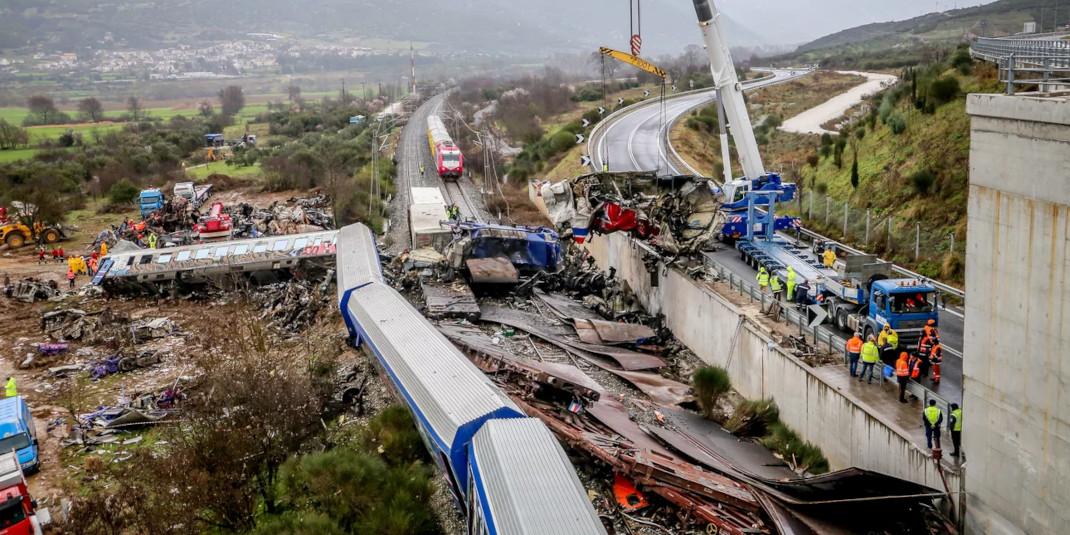 Η σύγκρουση των δύο τρένων στα Τέμπη / Φωτογραφία: ΛΕΩΝΙΔΑΣ ΤΖΕΚΑΣ-EUROKINISSI