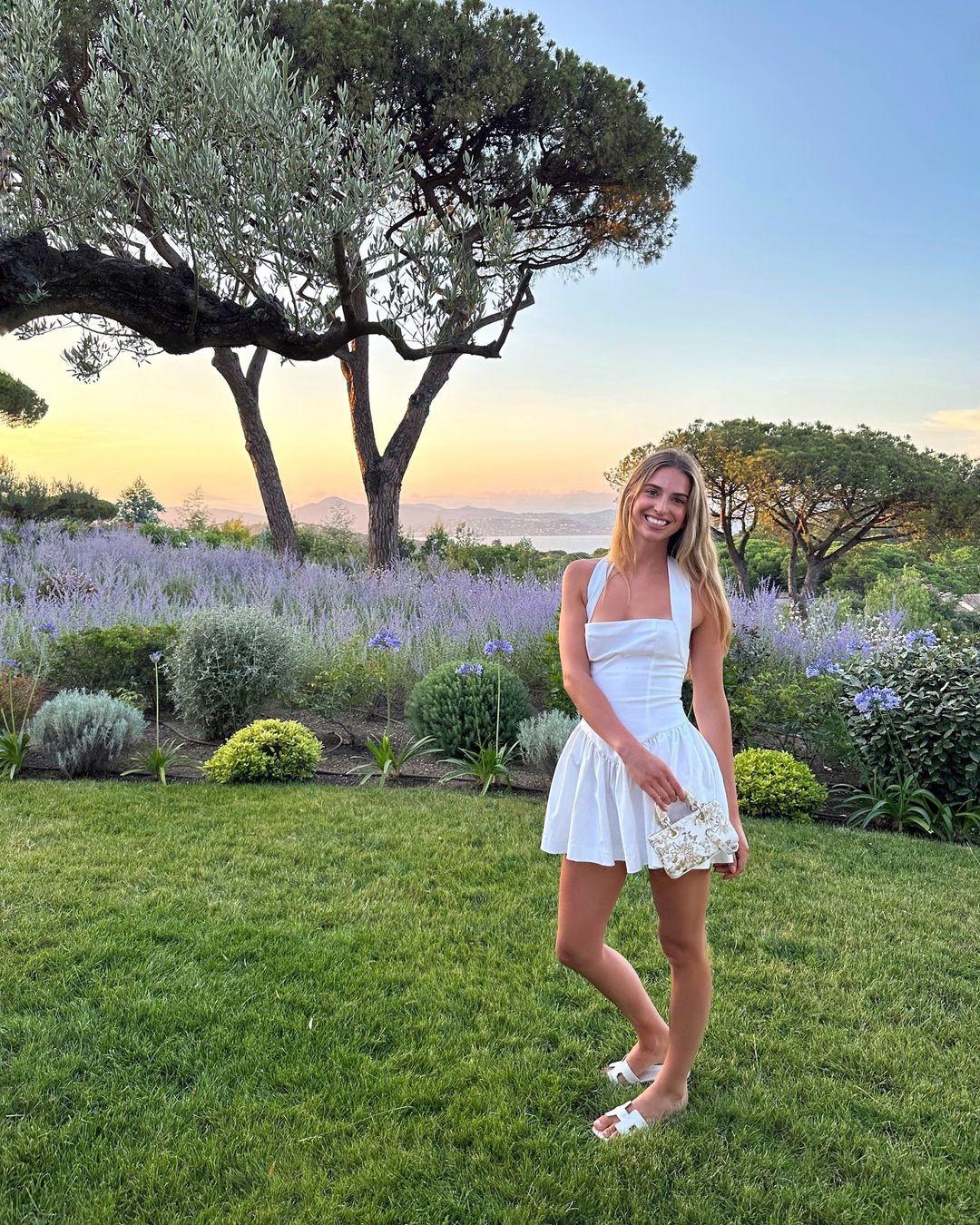 Η ﻿Talita Von Furstenberg με κοντό λευκό φόρεμα/Φωτογραφία:  Instagram/tvf