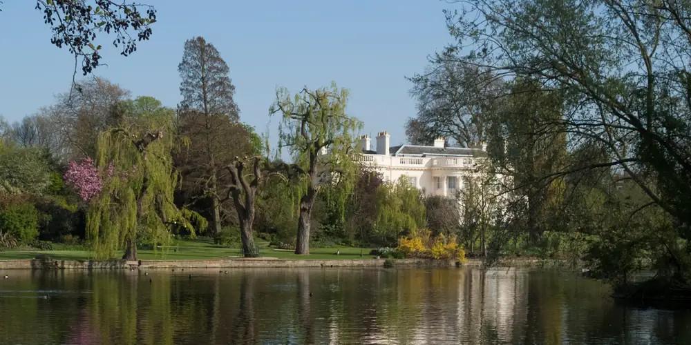 Αντανάκλαση του The Holme στο Regent's Park του Λονδίνου/Φωτογραφία Getty Images