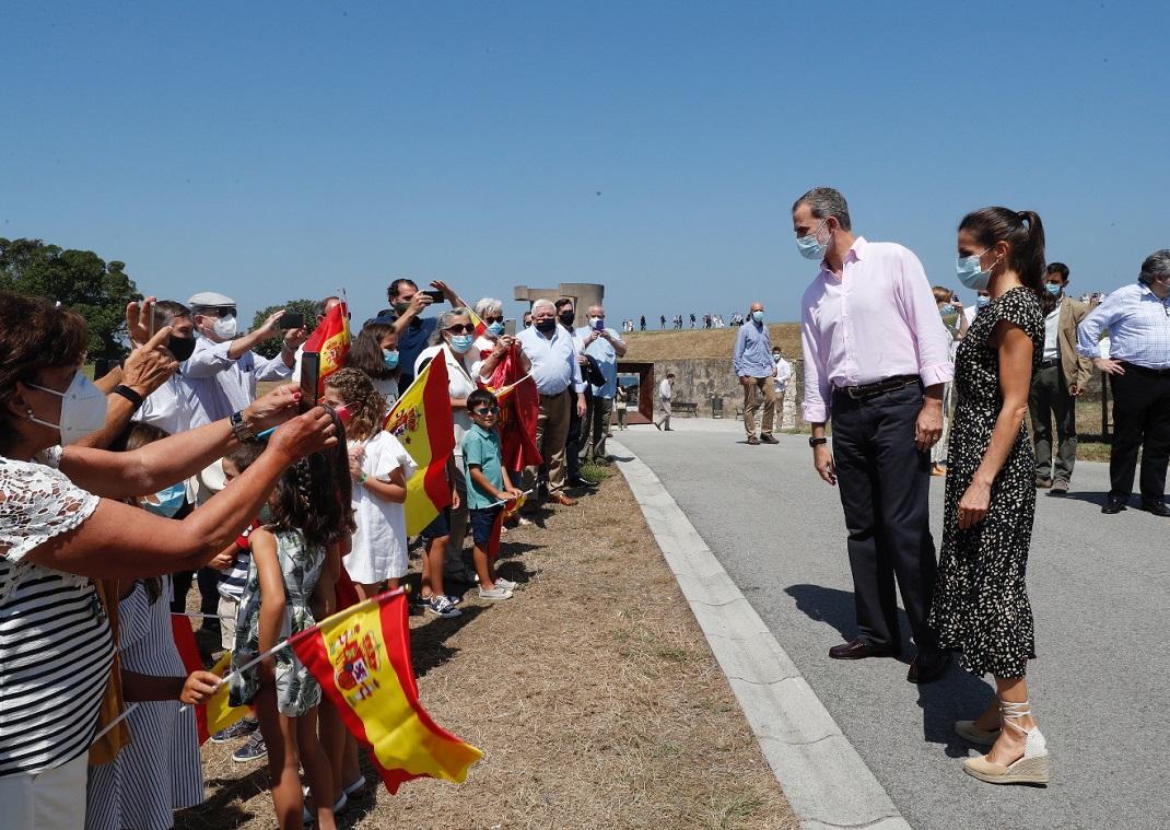 η βασίλισσα Λετίθια με φόρεμα και ο μάσκα και ο βασιλιάς Φελίπε με μάσκα