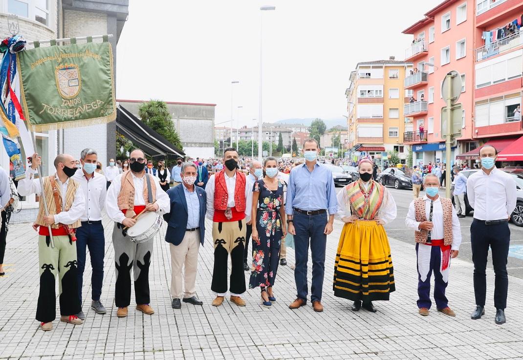 Η βασίλισσα Λετίθια με ολόσωμη φόρμα και ο βασιλιάς Φελίπε με μάσκα