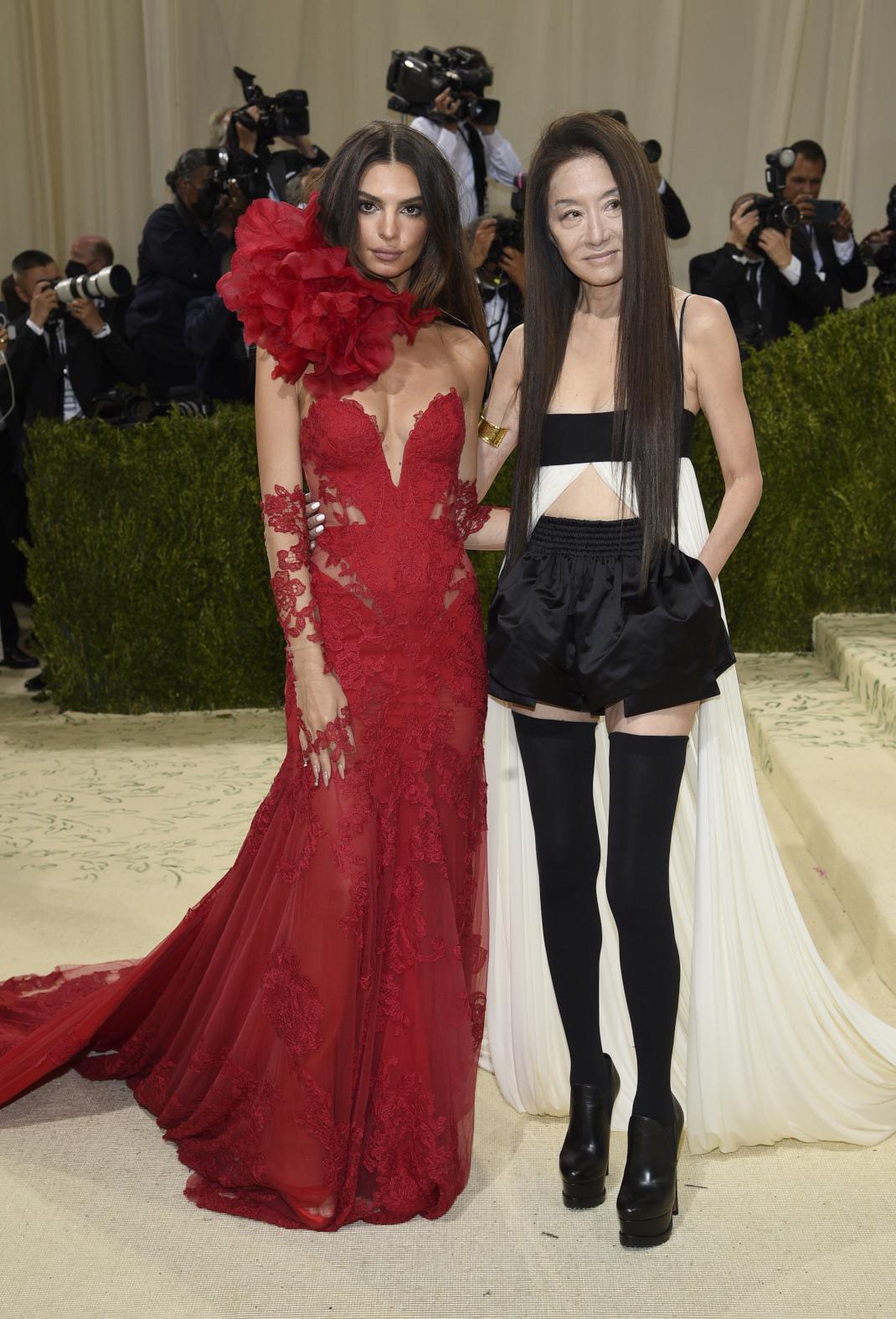 Emily Ratajkowski και Vera Wang: Φωτογραφία: ΑP images