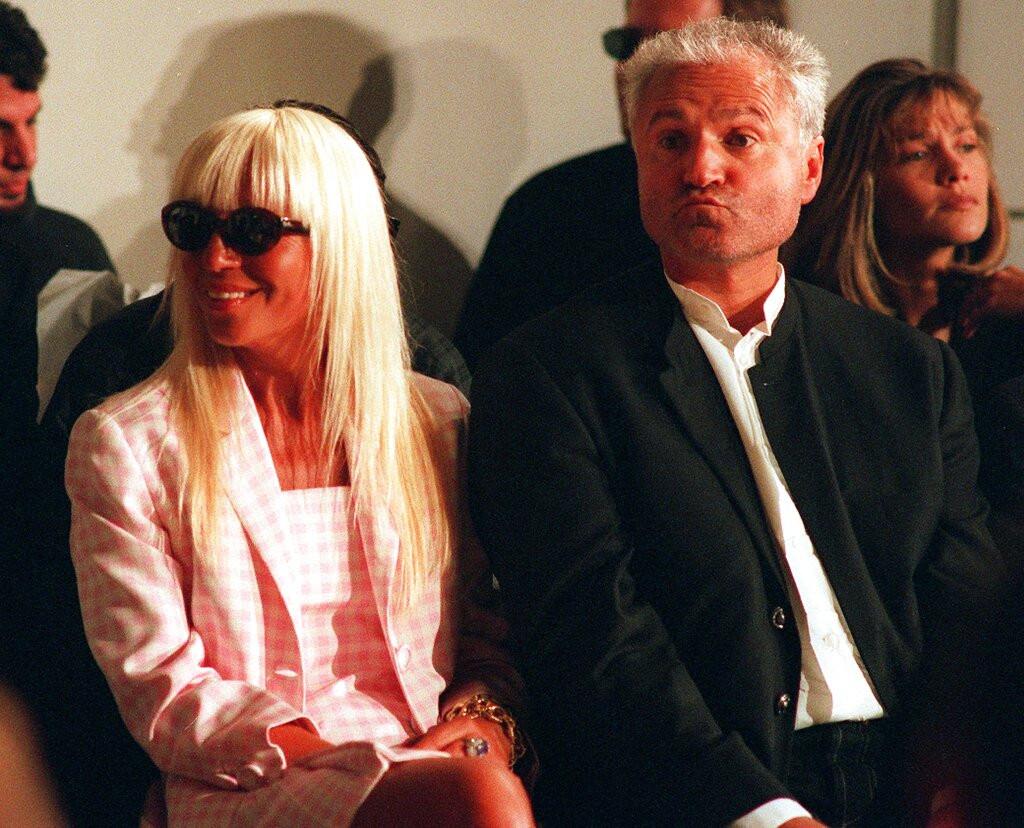  Ο Ιταλός σχεδιαστής μόδας Gianni Versace και η αδελφή του, Donatella, παρακολουθούν μια επίδειξη μόδας στη Νέα Υόρκη,  το 1994. (Φωτογραφία: AP/Mark Lennihan) 