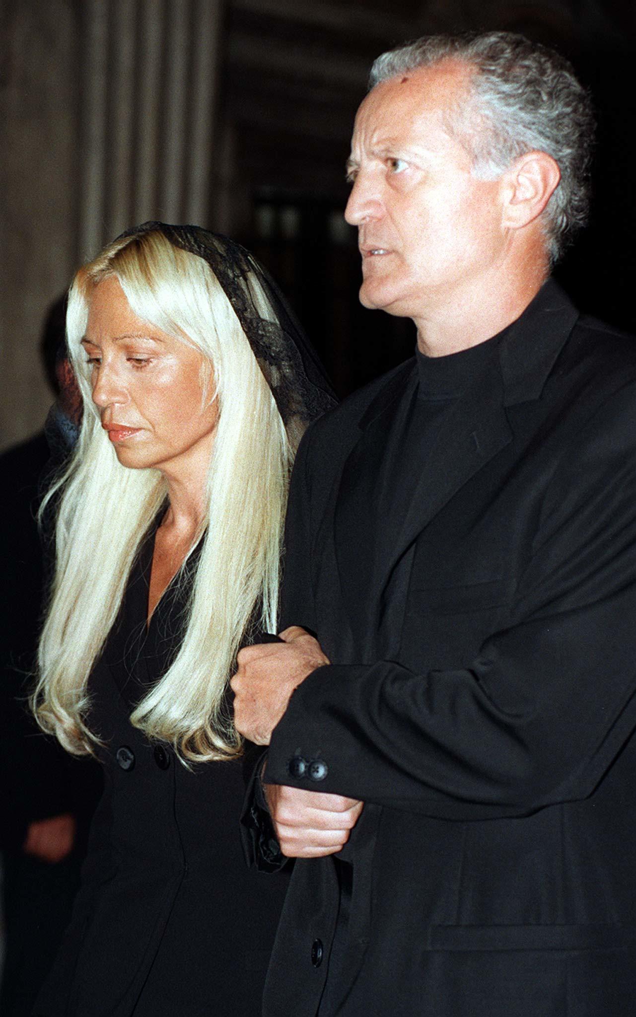  Η Donatella και ο Santo Versace στην επιμνημόσυνη λειτουργία για τον αδελφό τους Gianni Versace, μέσα στον γοτθικό καθεδρικό ναό του Μιλάνου, τον Ιούλιο του 1997.  