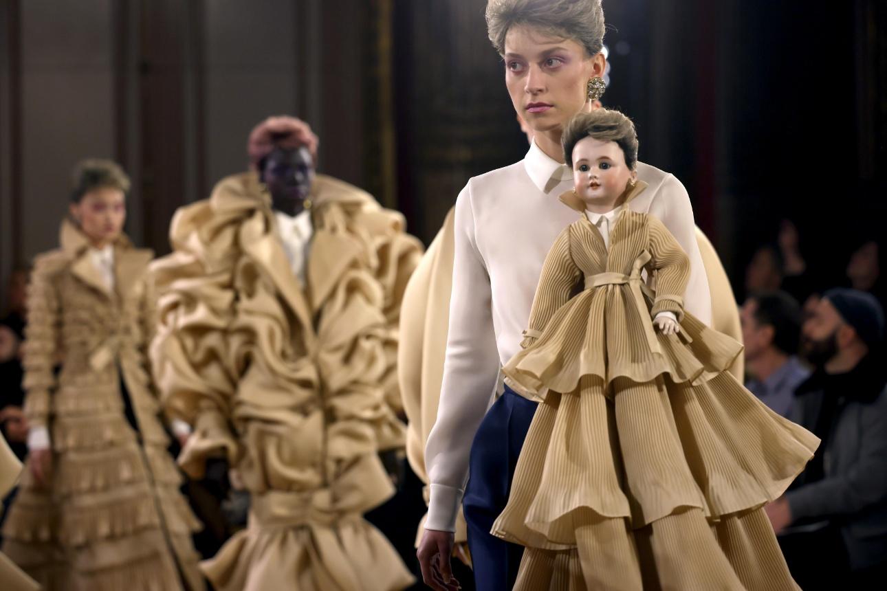 Η νέα couture συλλογή του οίκου Viktor &amp; Rolf/ AP Images 