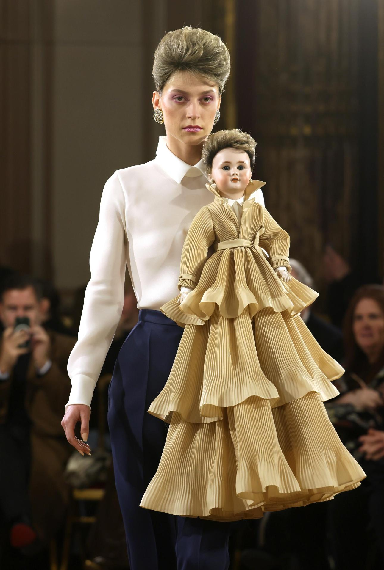 Η νέα couture συλλογή του οίκου Viktor &amp; Rolf/ AP Images 