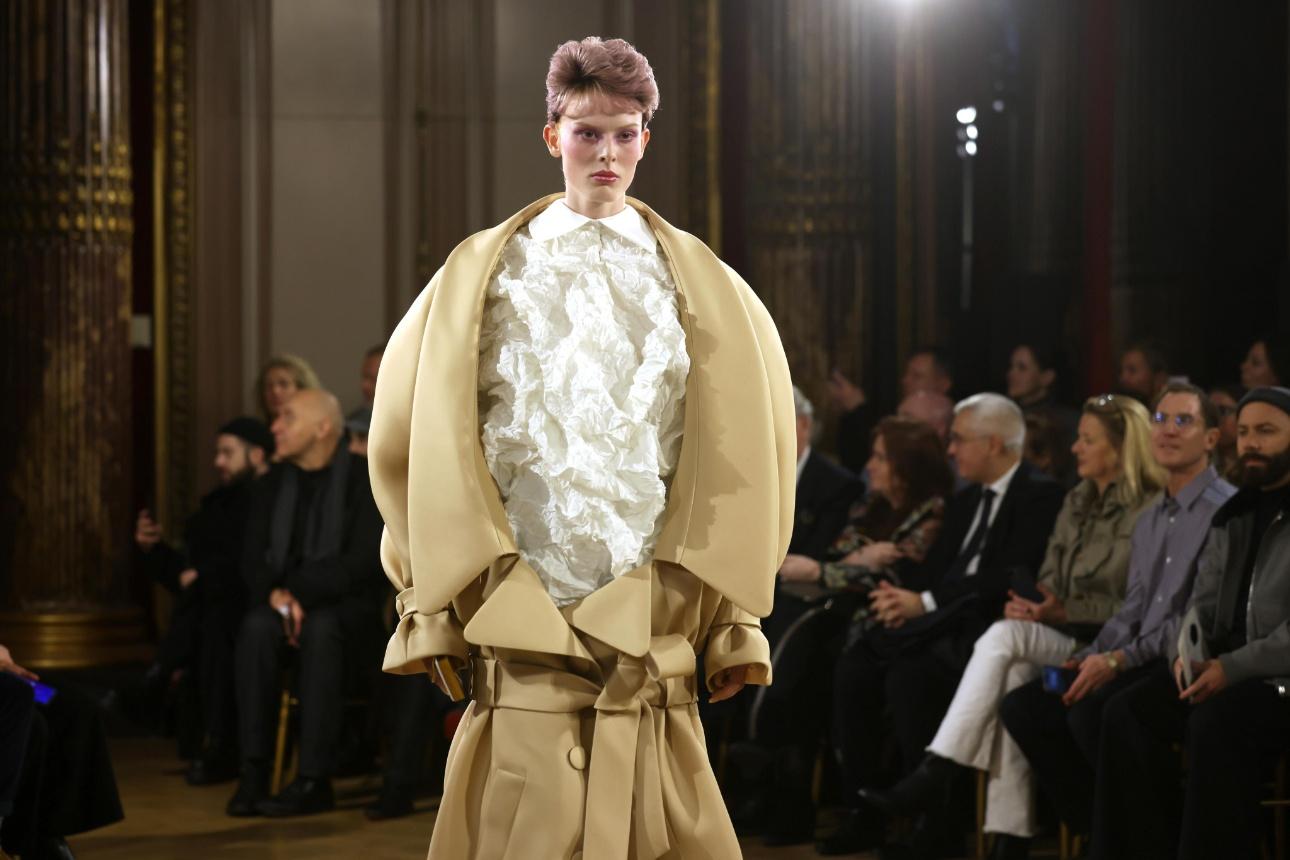 Η νέα couture συλλογή του οίκου Viktor &amp; Rolf/ AP Images 