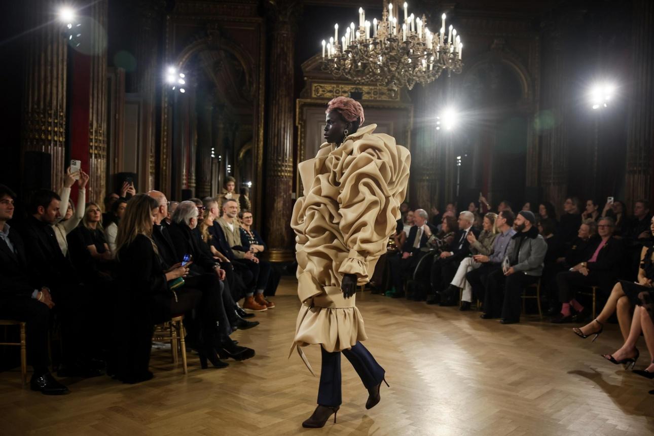 Η νέα couture συλλογή του οίκου Viktor &amp; Rolf/ AP Images 