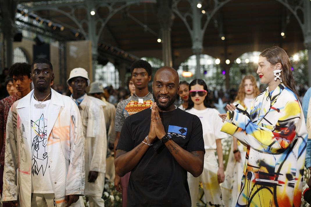 Ο Virgil Abloh με μαύρο μπλουζάκι χειροκροτά στο τέλος της πασαρέλας Off-White