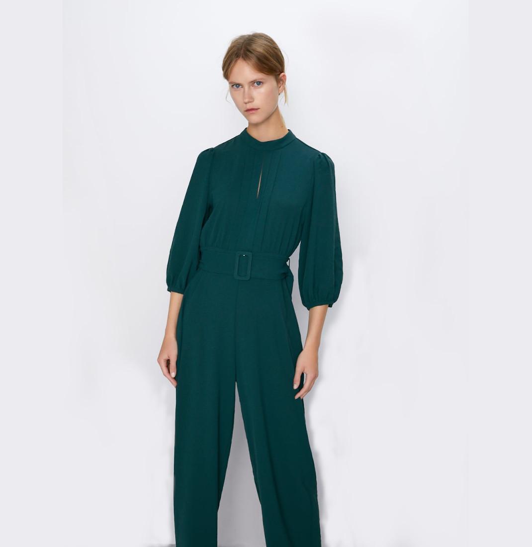 γυναικα με πράσινο jumpsuit zara