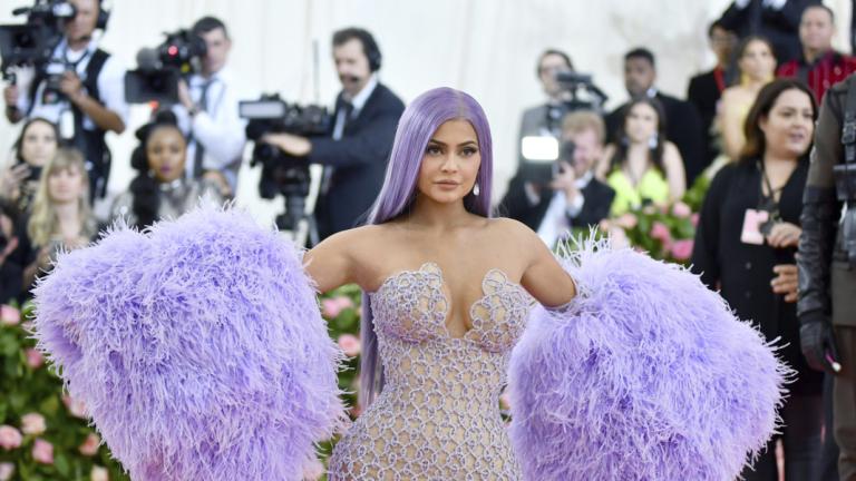 H Kylie Jenner στο κόκκινο χαλί του Meta Gala με μοβ μαλλιά