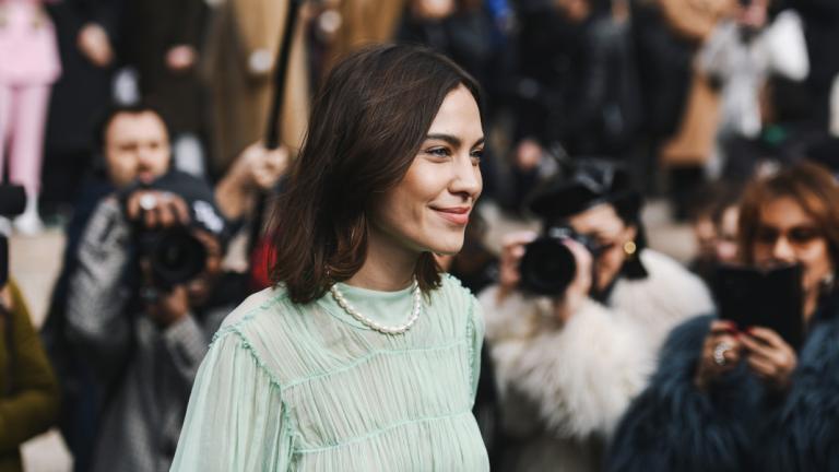 η Alexa Chung με φόρεμα και κολιέ στην εβδομάδα μόδας